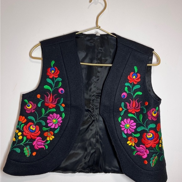 Vintage 1950’s Black Wool Felt Floral Hungarian Matyo Art Vest size 40 - Picture 6 of 13